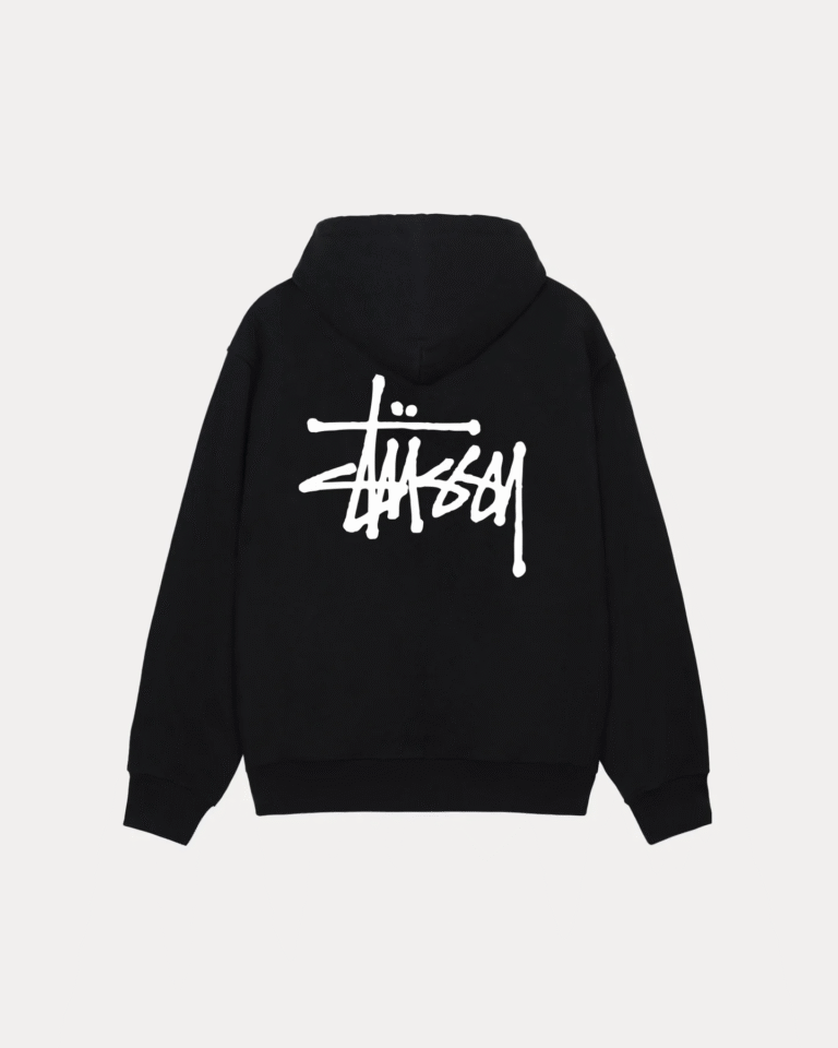 10 Iconic Stüssy Pieces που Πρέπει να Έχεις στη Ντουλάπα σου ΤΩΡΑ
