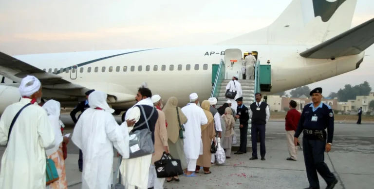 Which airlines are commonly used for Umrah trips from the UK